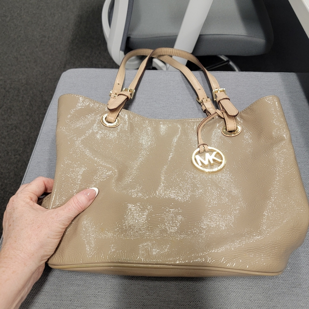 Michael Kors Jet Set Patent Leather Bag - Picture 4 of 9